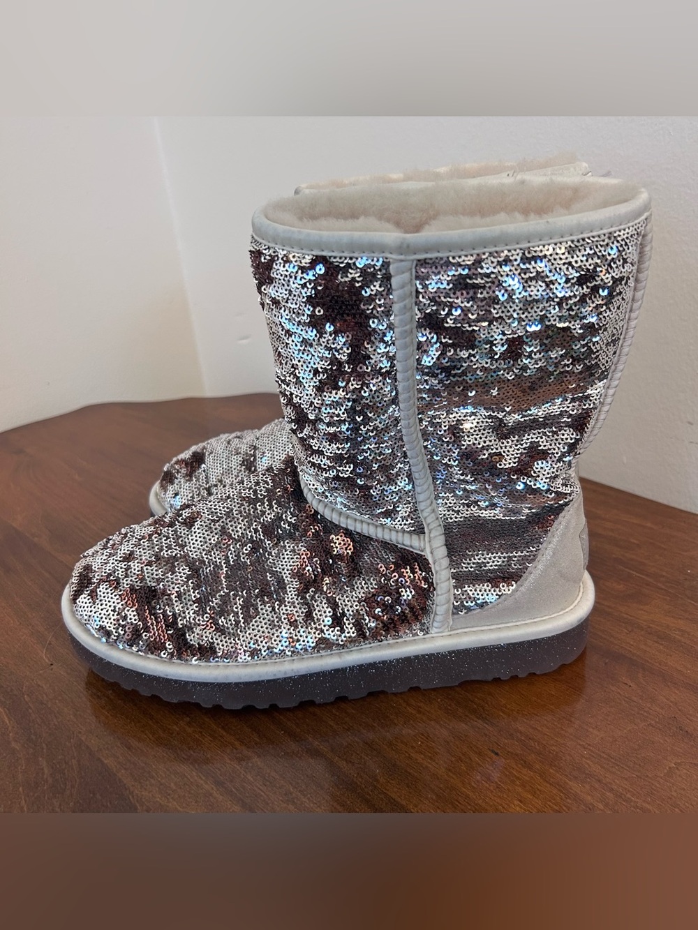 ❤️MAKE OFFER❤️ UGG womens Short Two Tone Brown Silver Sequins Boots Size 8 - Picture 2 of 10